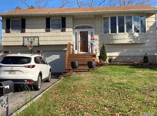 97 Kurt Ln, Hauppauge, NY 11788
