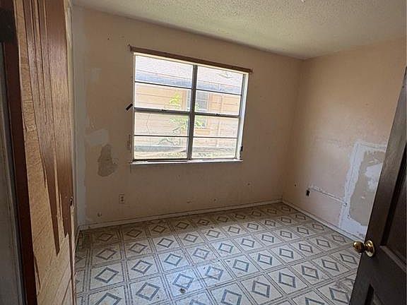 5th image of 712 E Llano Grande St