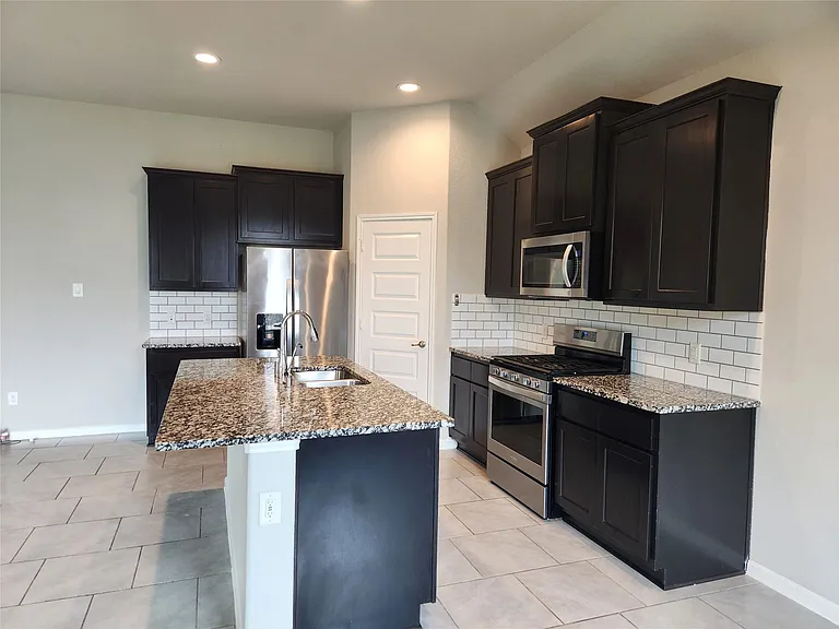 8519 Golden Field Dr — Photo 4