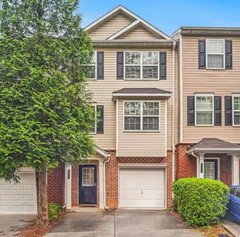 4 bed, 3.5 bath, $2,400 — Photo 1