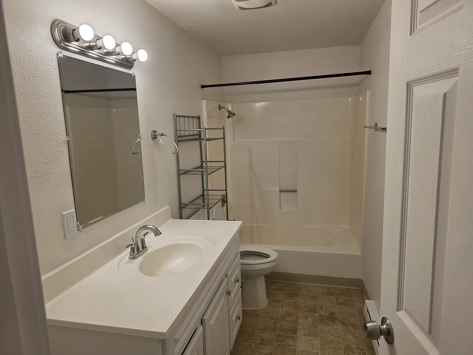 2 bed, 900 sqft, $1,700 — Photo 4
