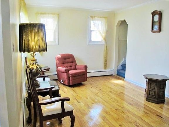 4th image of 16 Davis St