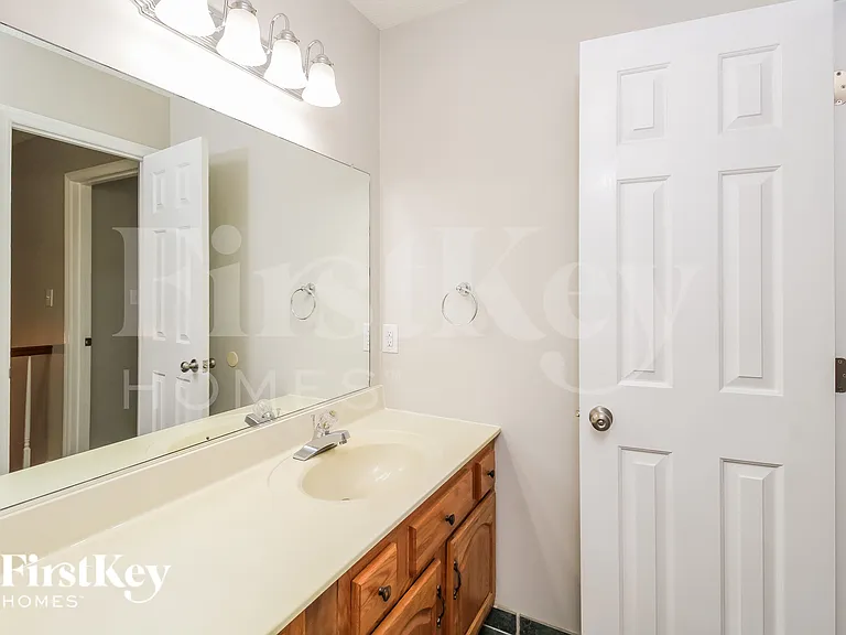 1301 Westminster Dr — Photo 15
