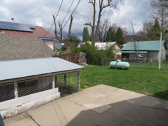 5th image of 389 Oak St