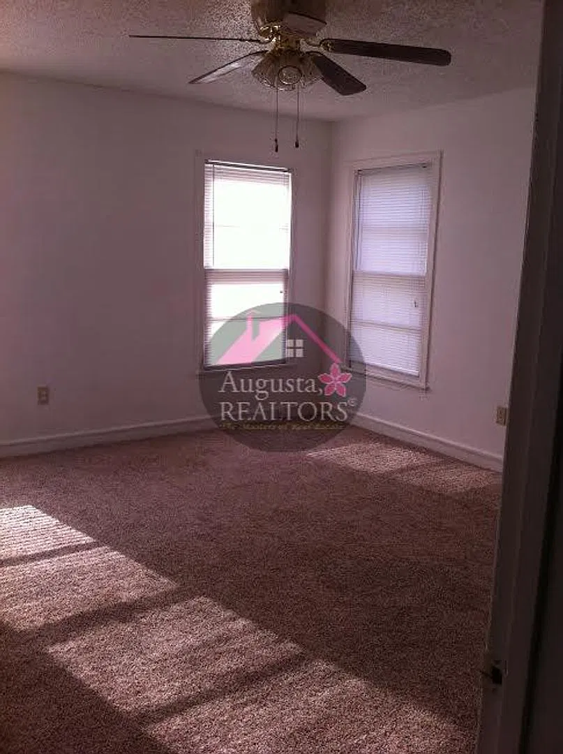 Southside 3 Bedroom with Large Fenced Backyard — Photo 4