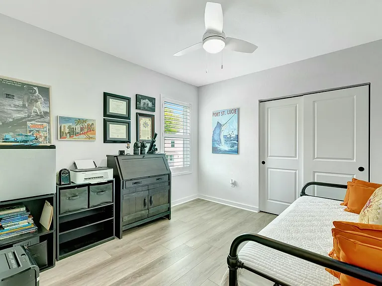 601 NE Waters Edge Ln — Photo 36