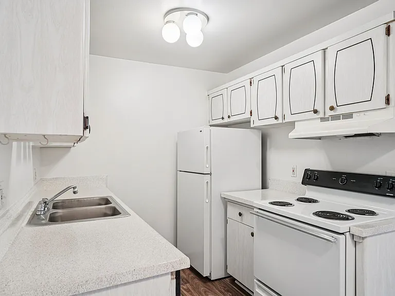 Outer Drive Manor Apartments — Photo 4