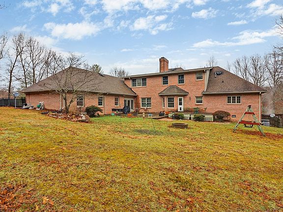 3rd image of 499 Laurel Cir