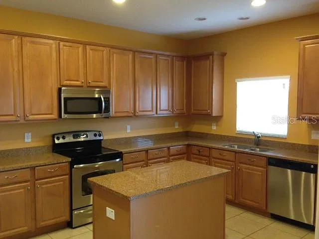 4 bed, 2.5 bath, 2496 sqft, $2,950 — Photo 2