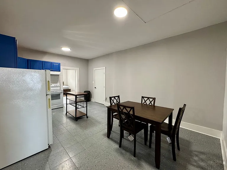 110 N Mecklenburg Ave — Photo 4