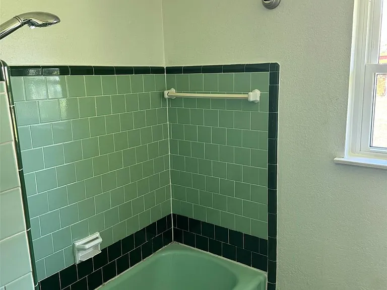946 Stonecrest Dr — Photo 3