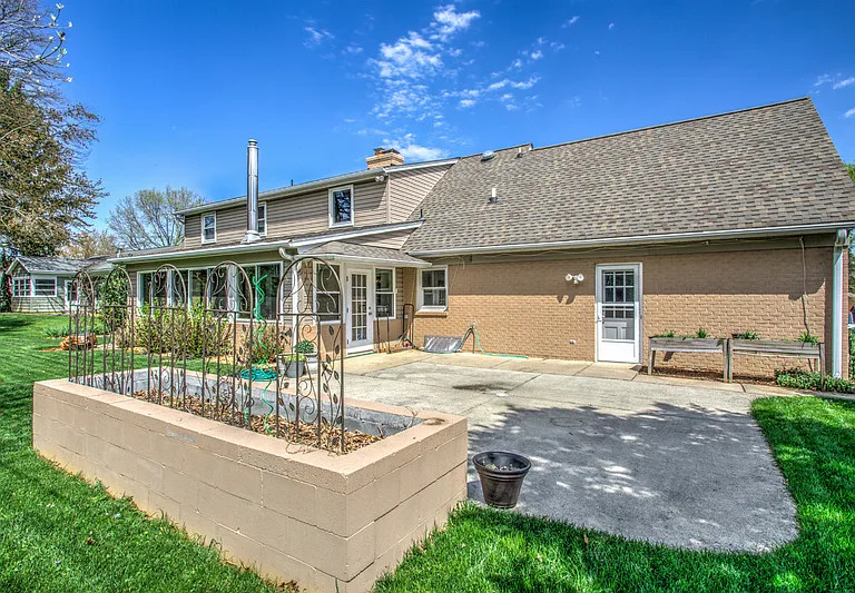 1827 Larchmont Ln — Photo 11