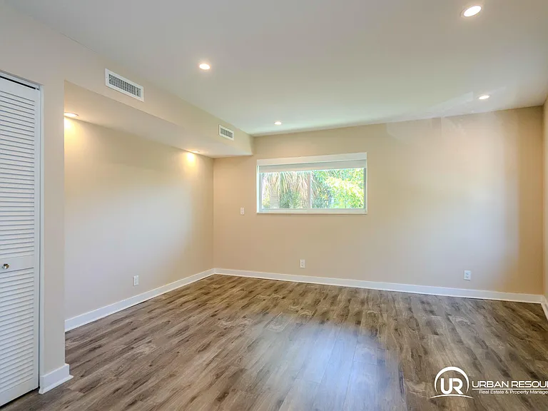 2400 NE 26th St #8 — Photo 6