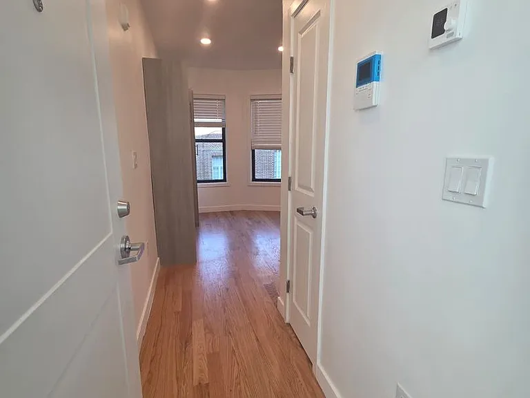 165 Hawthorne — Photo 18