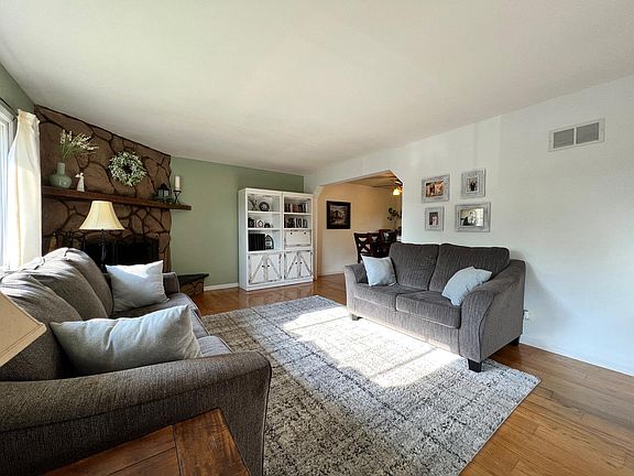 3rd image of 887 Hillandale Dr