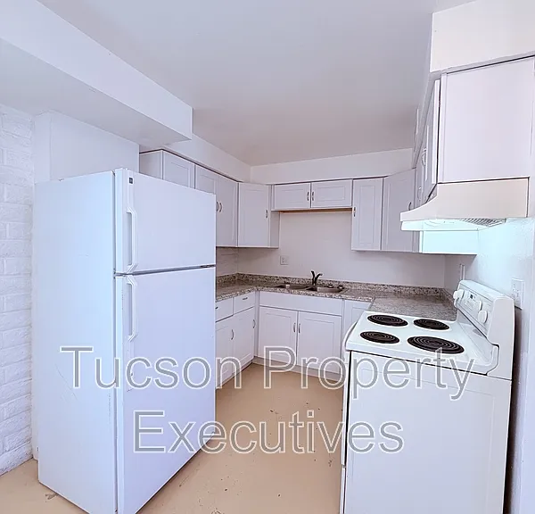 319 E Blacklidge Dr #2 — Photo 2