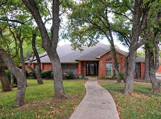 1700 Woodridge Ct, Arlington, TX 76013
