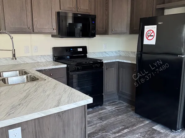 8 Saratoga Dr, Clifton Park, NY 12065