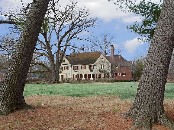5th image of 2221 Twin Oak Rd