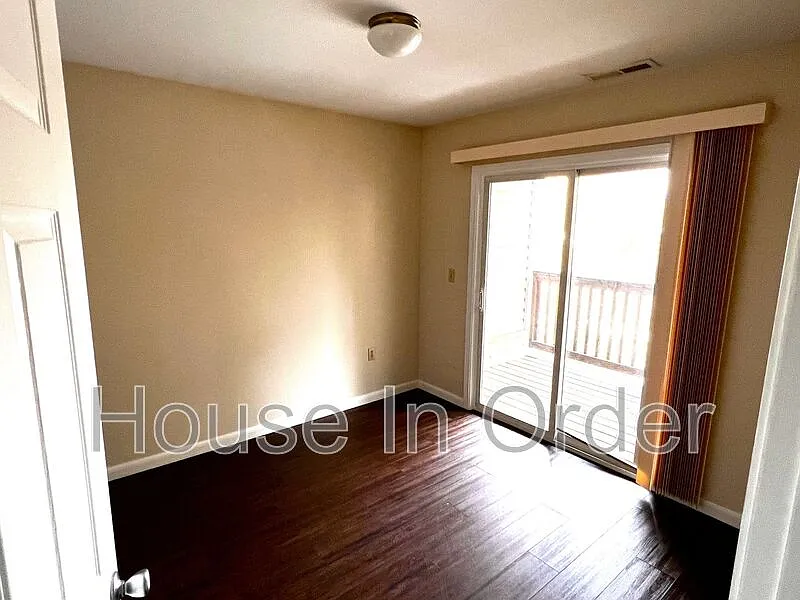2 bed, 1.0 bath, 774 sqft, $1,395 — Photo 4
