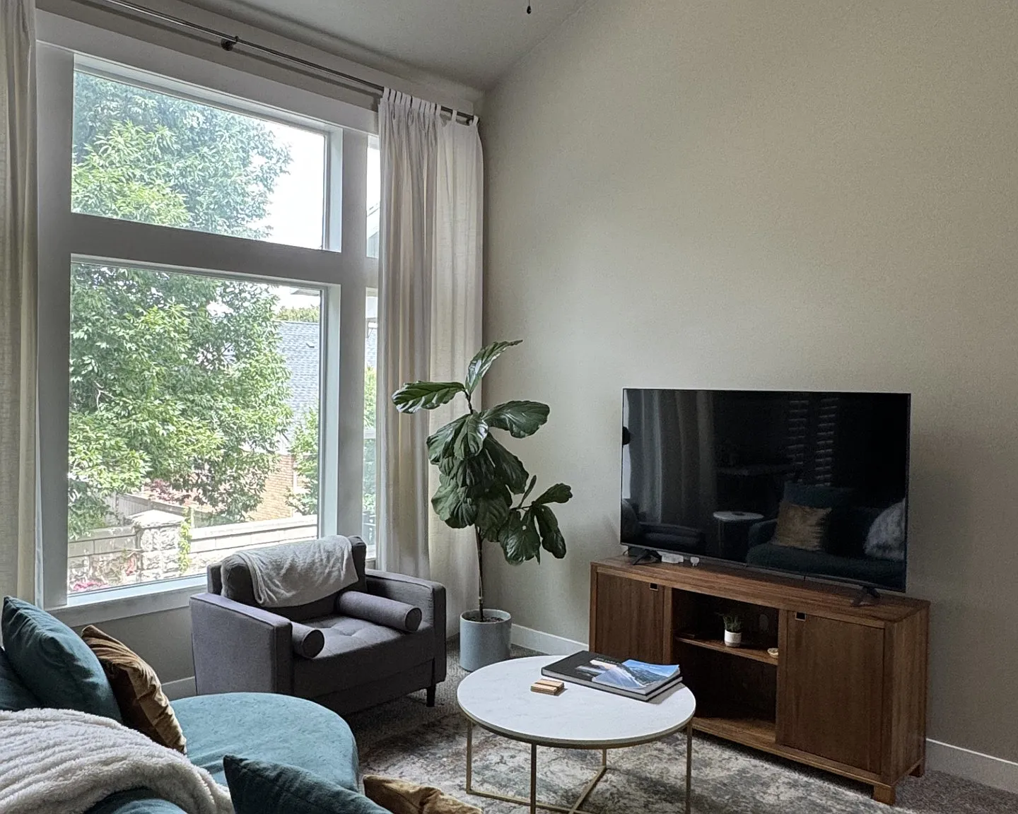 3 bed, 3.5 bath, 2300 sqft, $3,000 — Photo 1