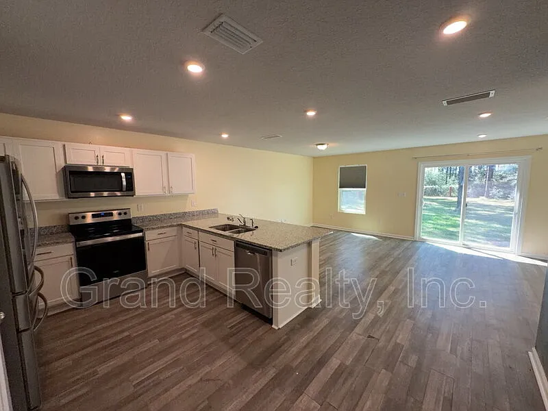 4 bed, 2.0 bath, 1414 sqft, $1,950 — Photo 3