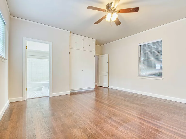 Primary bedroom w bathroom
