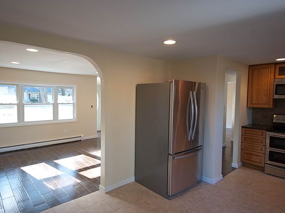 5th image of 31 Crooked Pine Dr