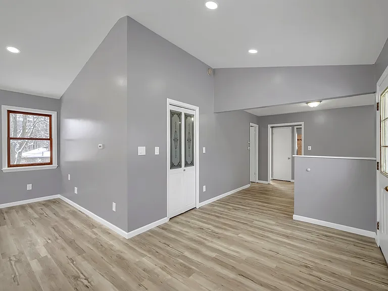 447 Clove Rd — Photo 13