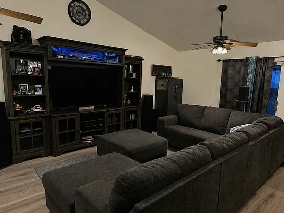 3rd image of 797 Middle Canyon Ct