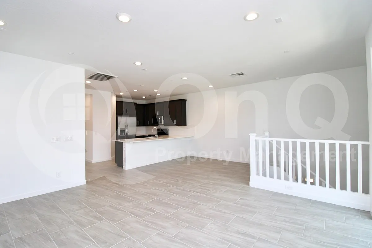 3 bed, 2.0 bath, 1310 sqft, $2,000 — Photo 3