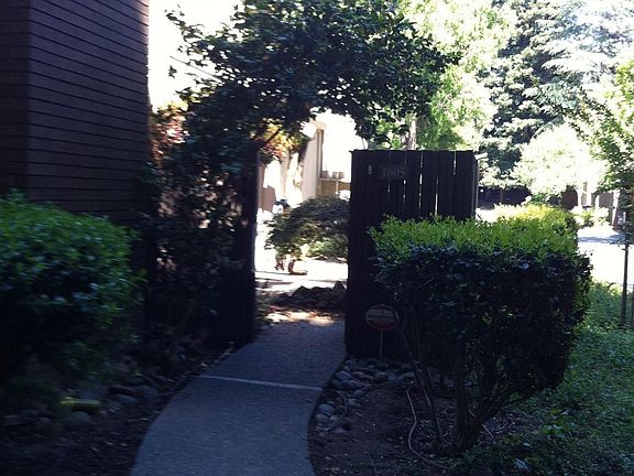 4th image of 1605 University Ave