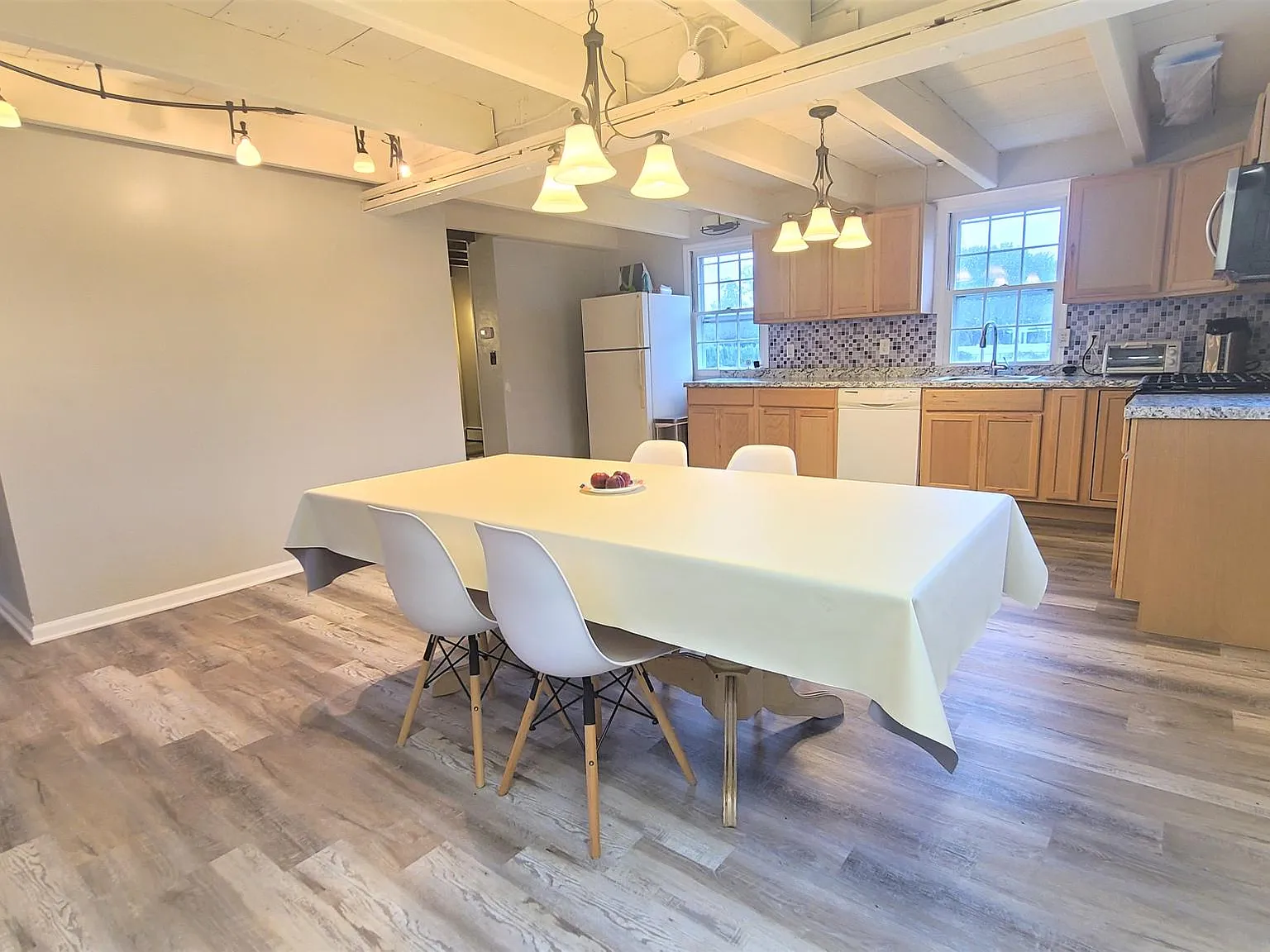 4 bed, 1.5 bath, 2400 sqft, $2,175 — Photo 3