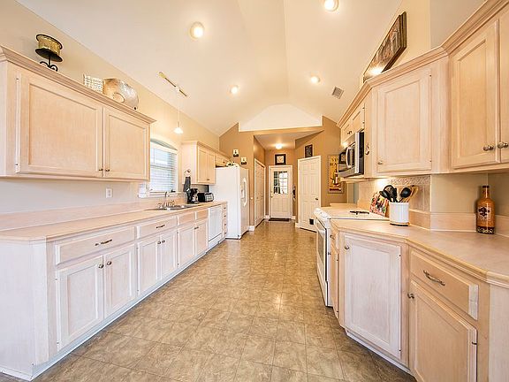 2nd image of 606 Glade Blvd
