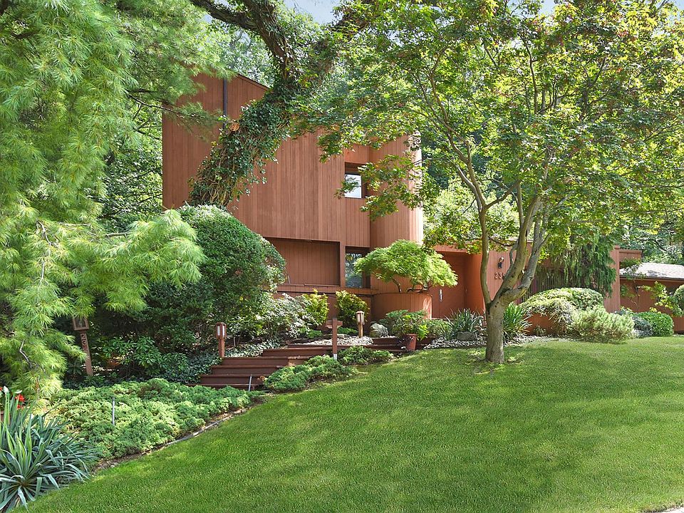 1st image of 235 Chestnut Dr