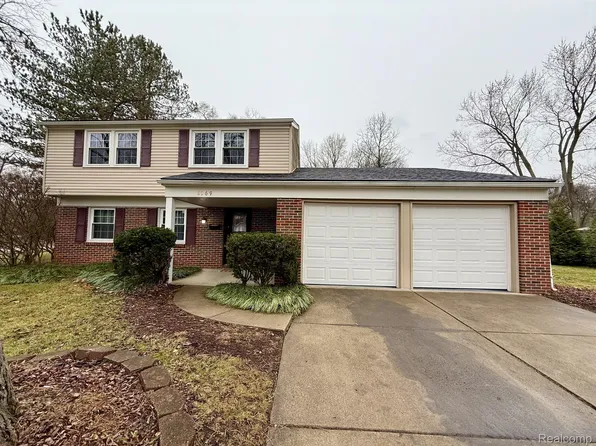 2369 London Dr, Troy, MI 48085