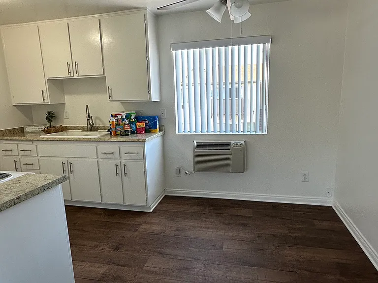 16205 Woodruff Ave — Photo 8