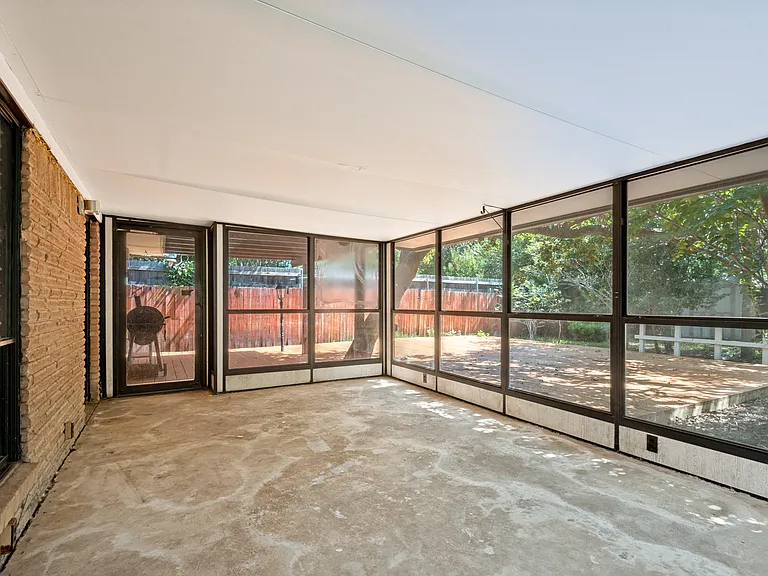 905 Ridgewood Ter — Photo 3