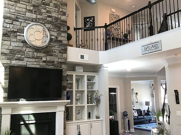 Bright 2storey main level