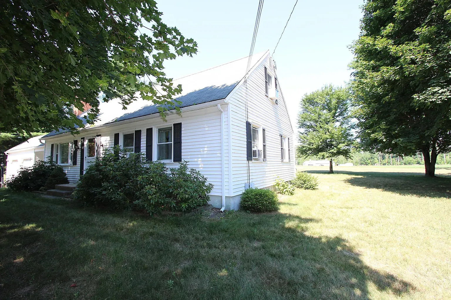 5 bed, 2.5 bath, 2112 sqft, $2,950 — Photo 2