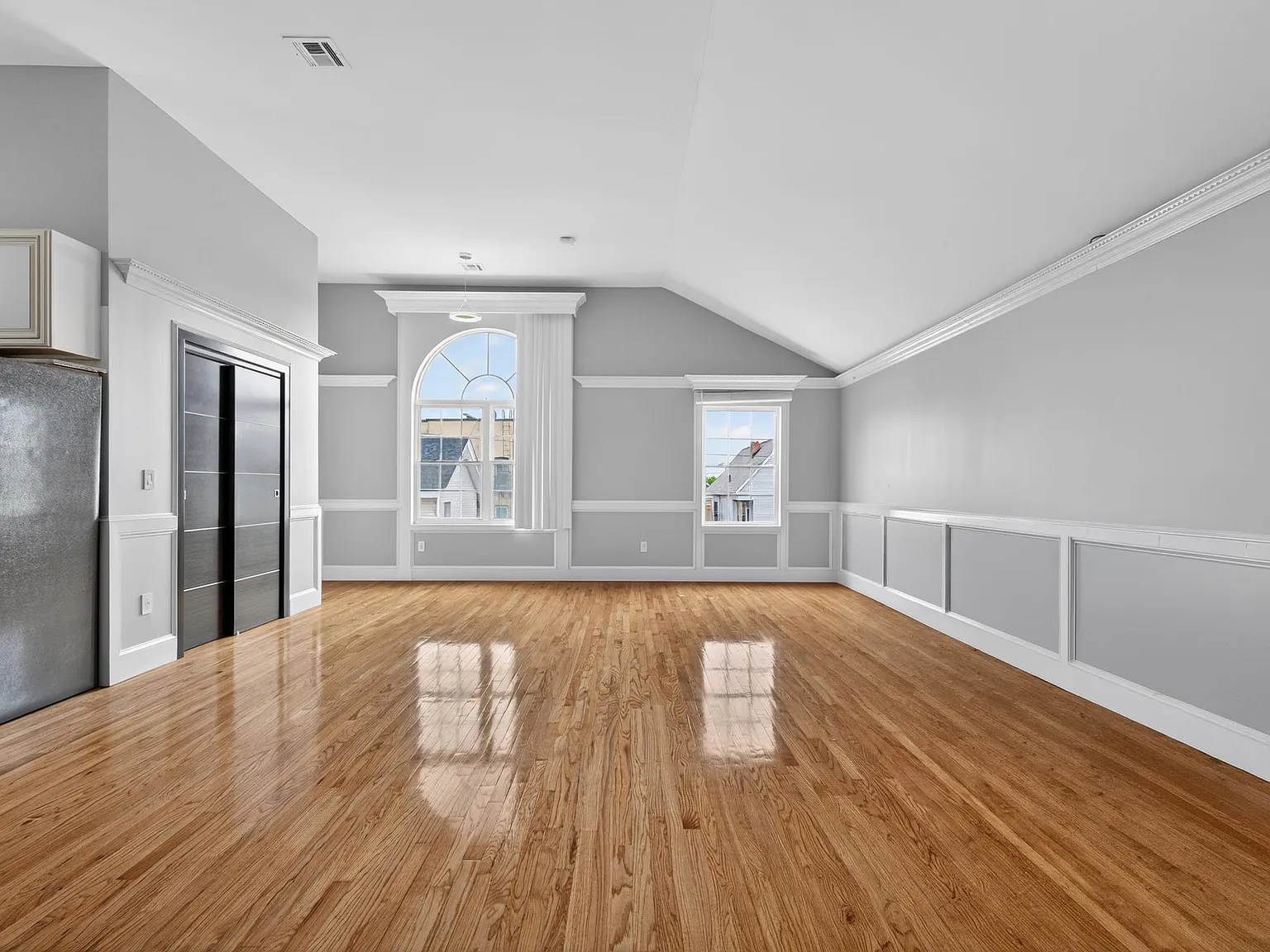 3 bed, 2.0 bath, 1400 sqft, $3,200 — Photo 2