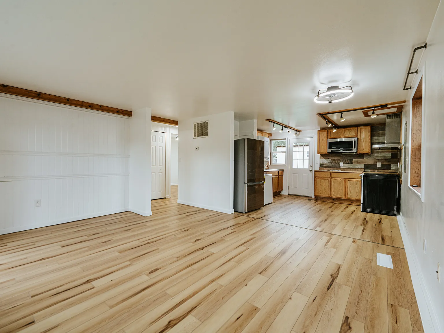 2 bed, 728 sqft, $2,450 — Photo 3