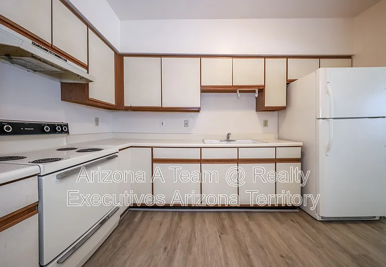 312 E 24th St #4 — Photo 2