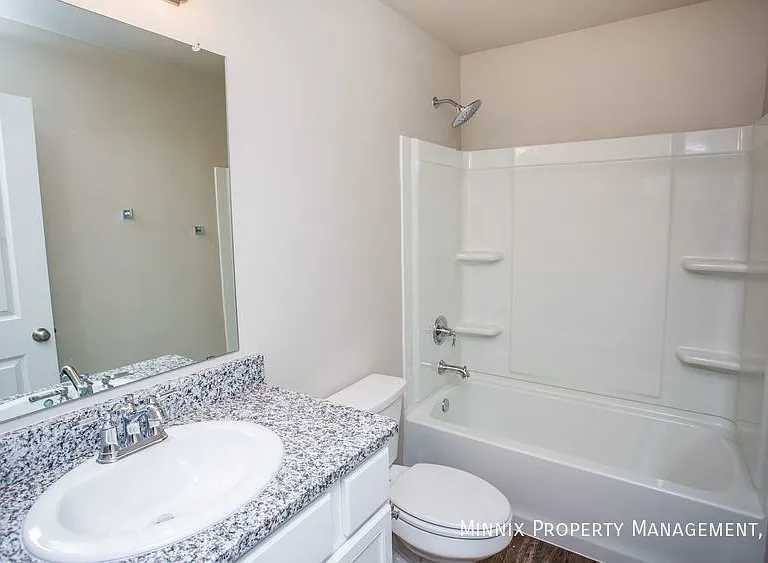 2027 Kenwood Ave — Photo 23