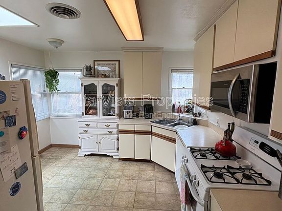 3rd image of 1761 Thomas Ave
