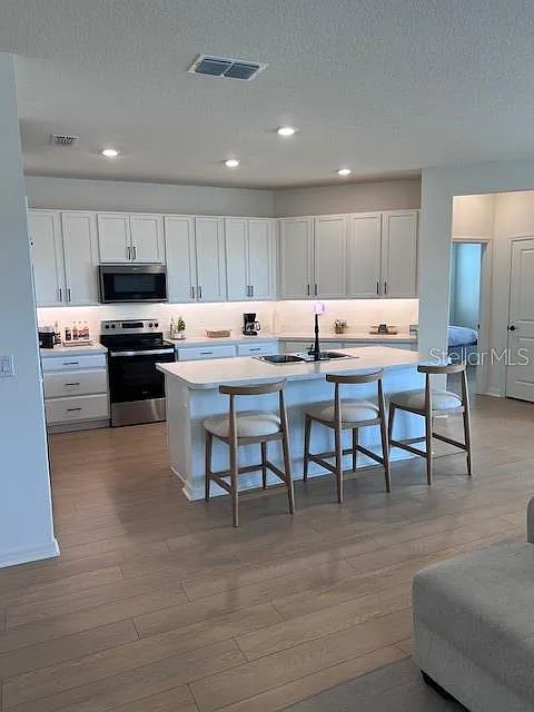 4 bed, 2.0 bath, 1983 sqft, $2,500 — Photo 2