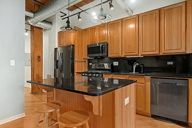 1740 N Maplewood Ave #104 — Photo 7