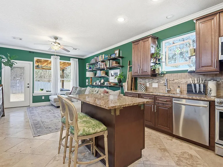 410 Peach St — Photo 13