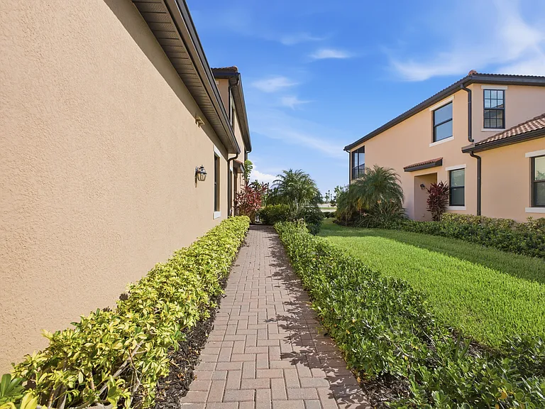 10792 Tarflower Dr #102 — Photo 2