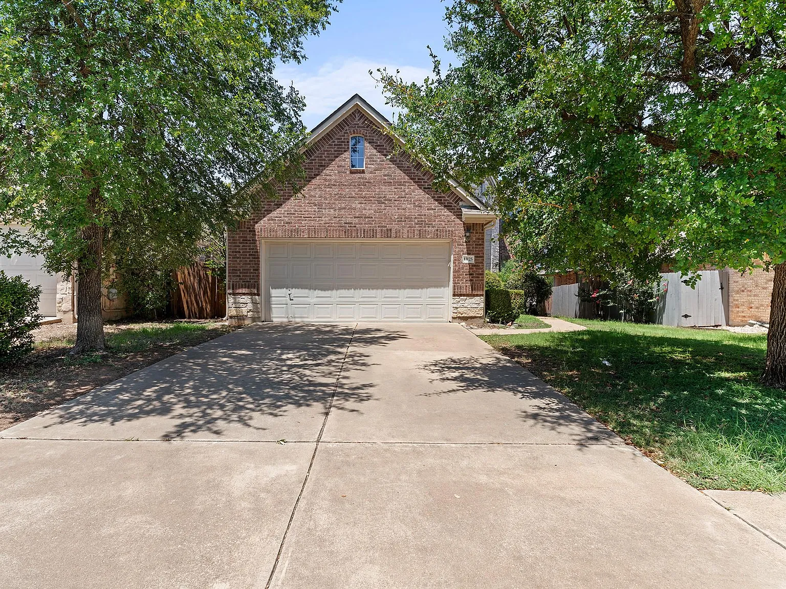 3 bed, 2.5 bath, 2650 sqft, $2,999 — Photo 2